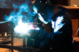 Электросварщик ручной сварки