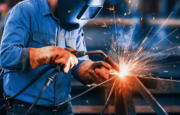 Сварщик ручной дуговой сварки плавящимся покрытым электродом