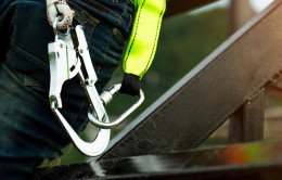 Стропальщик с правом управления грузоподъемными машинами с пола