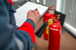 Руководители эксплуатирующих и управляющих организаций связанную с обеспечением пожарной безопасности на объектах защиты