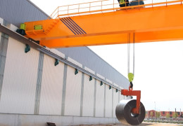 Машинист крана мостового типа, управляемого с пола