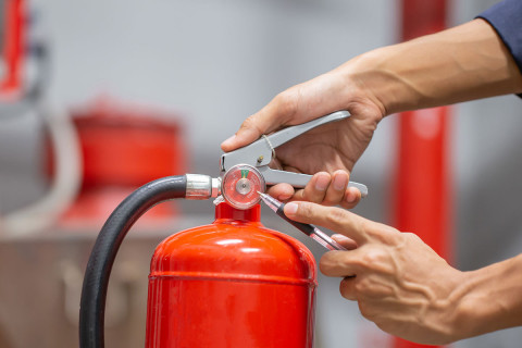 Получите практические знания для предотвращения пожаров и поймете, как реальная квалификация специалиста становится залогом жизни и безопасности